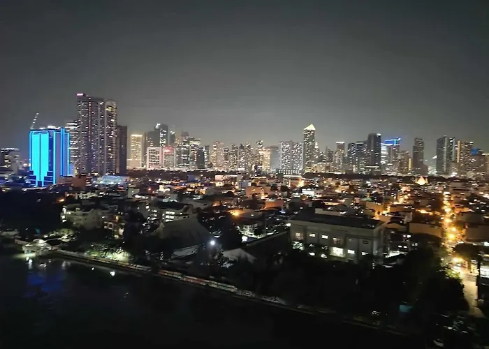 Art Gallery 2 Balcony Have A Great View Of Skyline Apartment Manila