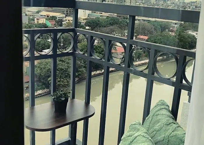 Apartment Art Gallery 2 Balcony Have A Great View Of Skyline Manila